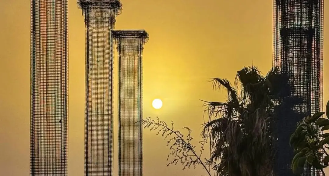 Colonne di luce sul mare che sogna\n