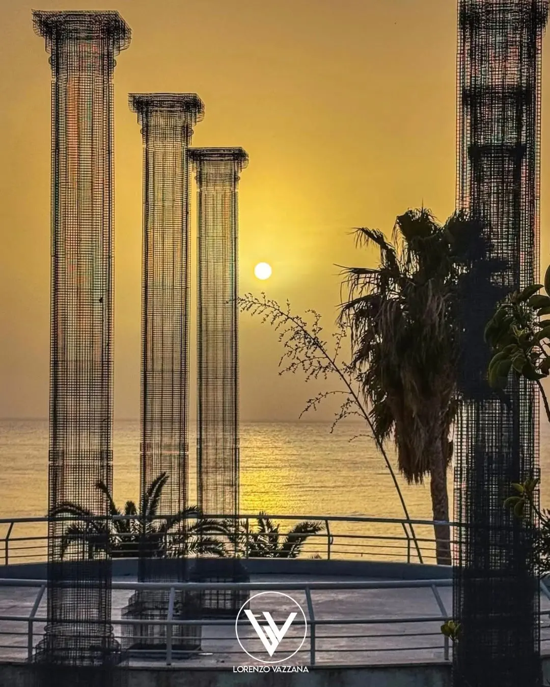 Colonne di luce sul mare che sogna\n