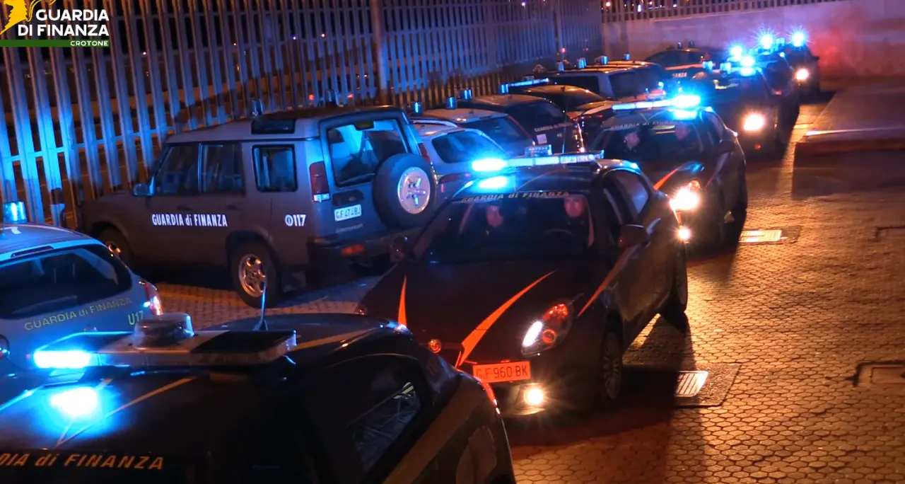 Corruzione per pilotare appalti, terremoto a Crotone: 20 indagati e sequestri per 400mila, coinvolti colletti bianchi\u00A0\n