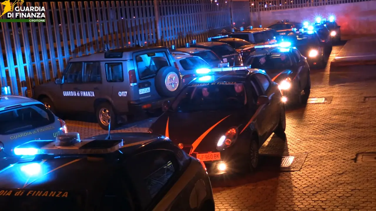 Corruzione e truffa negli appalti: sequestri e indagini a Crotone