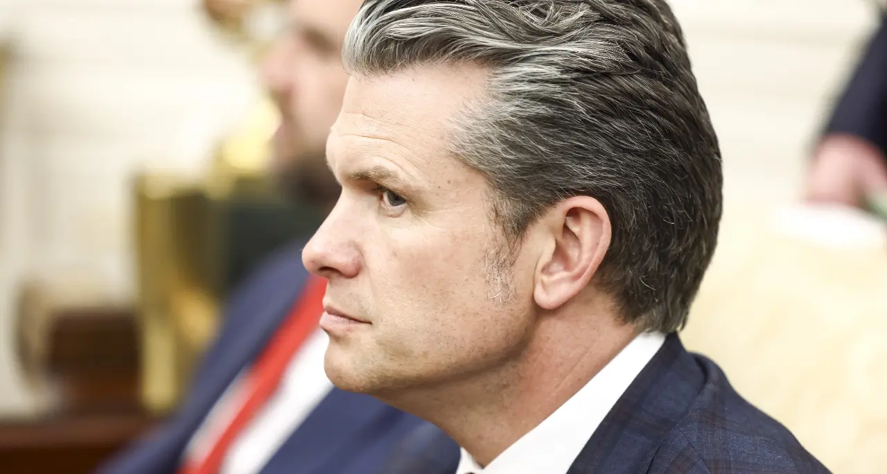 Un broker di Hegseth tentò di investire milioni su società della difesa prima dell’attacco all’Iran\n