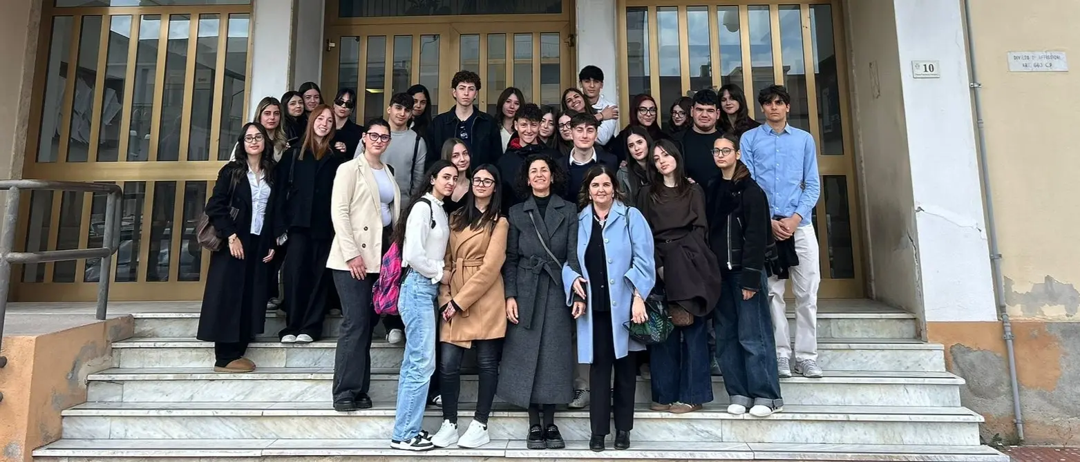 Gli studenti del Polo Liceale di Locri in visita al tribunale\u00A0nell’ambito del progetto “Un giorno in tribunale”\n