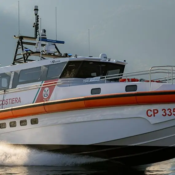 Roccella, tenta il suicidio gettandosi in mare: soccorsa e salvata\n