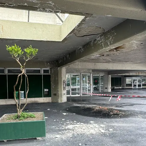 Cede parte del solaio in una struttura della stazione di Vaglio Lise, area delimitata per motivi di sicurezza\n