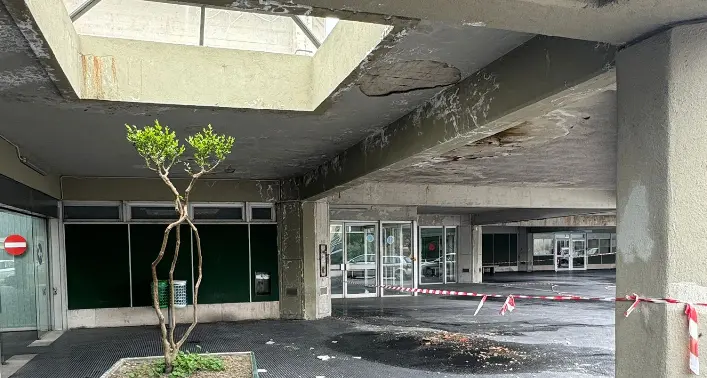 Cede parte del solaio in una struttura della stazione di Vaglio Lise, area delimitata per motivi di sicurezza\n