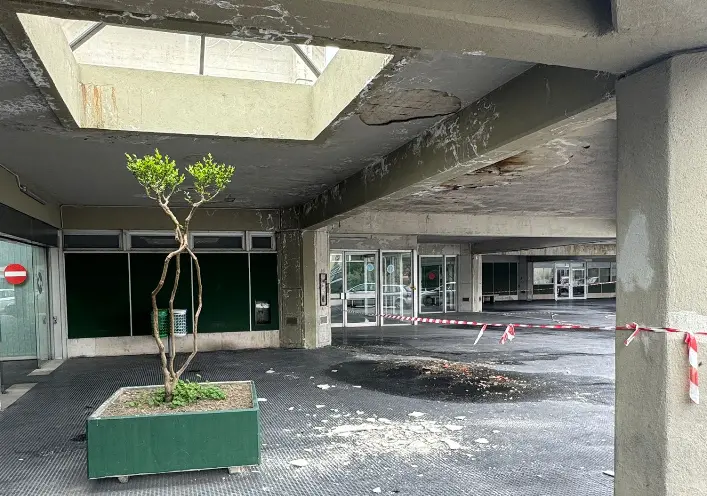 Cede parte del solaio in una struttura della stazione di Vaglio Lise, area delimitata per motivi di sicurezza\n