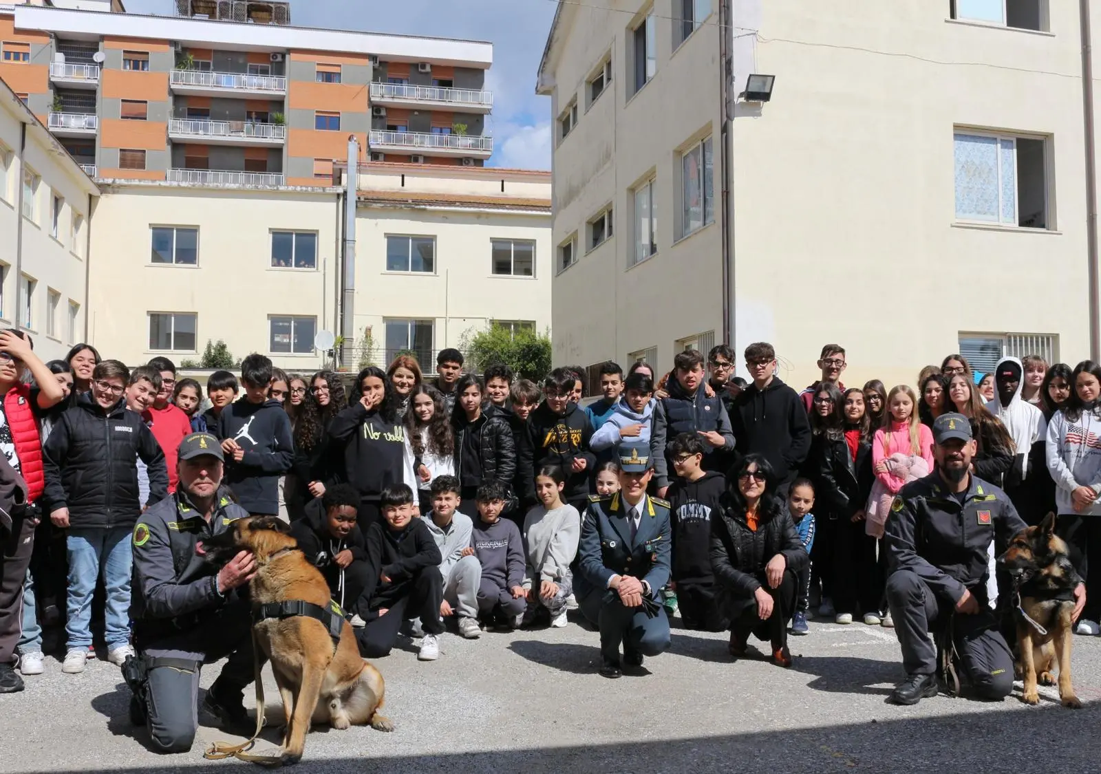 Lamezia Terme, la Guardia di Finanza incontra gli studenti: formazione e dimostrazione con le unità cinofile\n