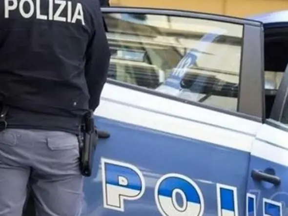 Sparano 22 colpi di pistola davanti a una scuola di Crotone, quattro studenti bloccati e denunciati