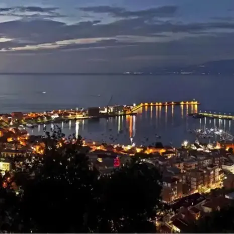 Vibo Marina, cresce il traffico passeggeri verso le Eolie: 7mila in più nel 2025. Attesa per la nave da crociera a vela Wind Surf\n