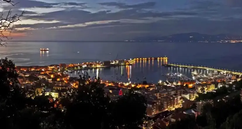 Vibo Marina, cresce il traffico passeggeri verso le Eolie: 7mila in più nel 2025. Attesa per la nave da crociera a vela Wind Surf\n