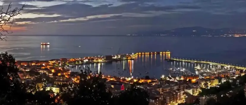 Vibo Marina, cresce il traffico passeggeri verso le Eolie: 7mila in più nel 2025. Attesa per la nave da crociera a vela Wind Surf\n