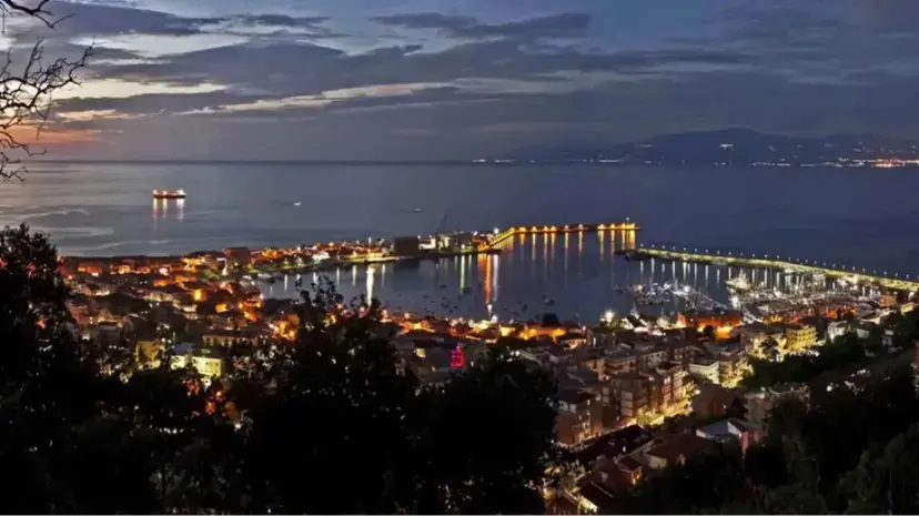 Vibo Marina accende la Notte Blu: sul lungomare musica live, street band e un viaggio tra i sapori della Calabria\n