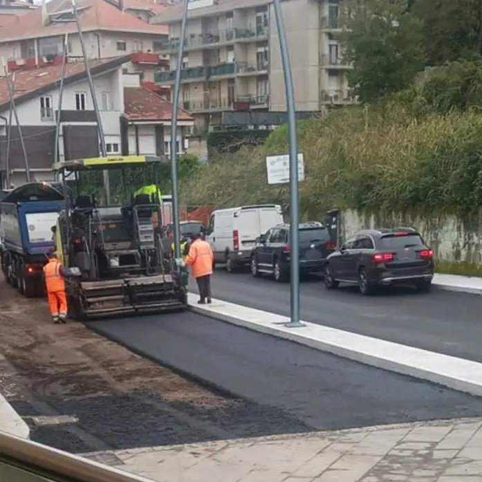 Via De Gasperi a Vibo, finalmente ci siamo: steso l’asfalto sulla strada interessata da mesi di lavori\n