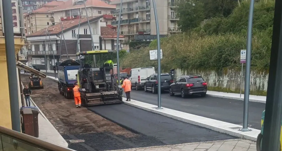 Via De Gasperi a Vibo, finalmente ci siamo: steso l’asfalto sulla strada interessata da mesi di lavori\n