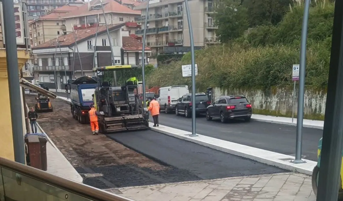 Via De Gasperi a Vibo, finalmente ci siamo: steso l’asfalto sulla strada interessata da mesi di lavori\n