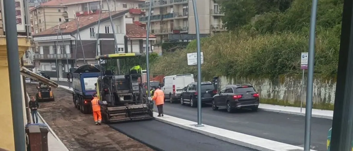 Via De Gasperi a Vibo, finalmente ci siamo: steso l’asfalto sulla strada interessata da mesi di lavori\n