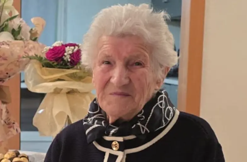 Assunta Rocca compie 100 anni, un secolo di vita tra lavoro, famiglia e sorrisi\n