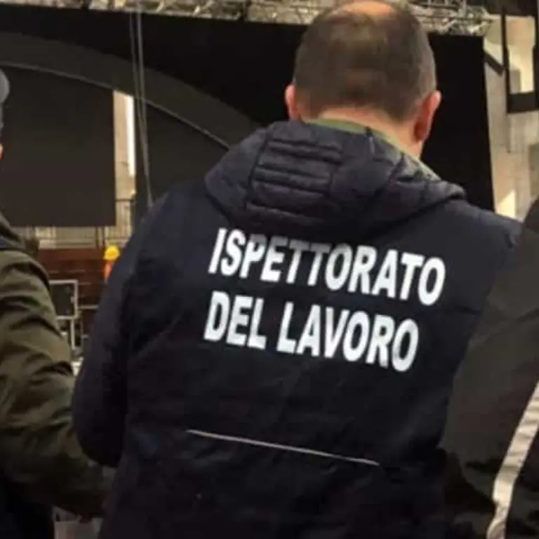 <p>Dieci lavoratori irregolari in una <span style=\"color:hsl(0, 75%, 60%);\">struttura alberghiera</span> del Vibonese: attività sospesa e maxi multa da 45mila euro</p>