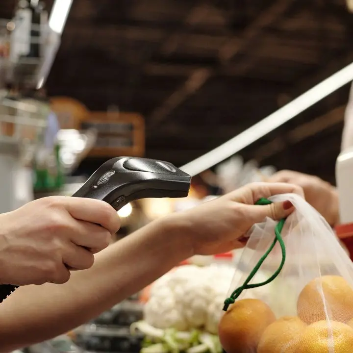 Negozi aperti anche nei festivi, i sindacati proclamano lo sciopero in Calabria: ecco quando\n