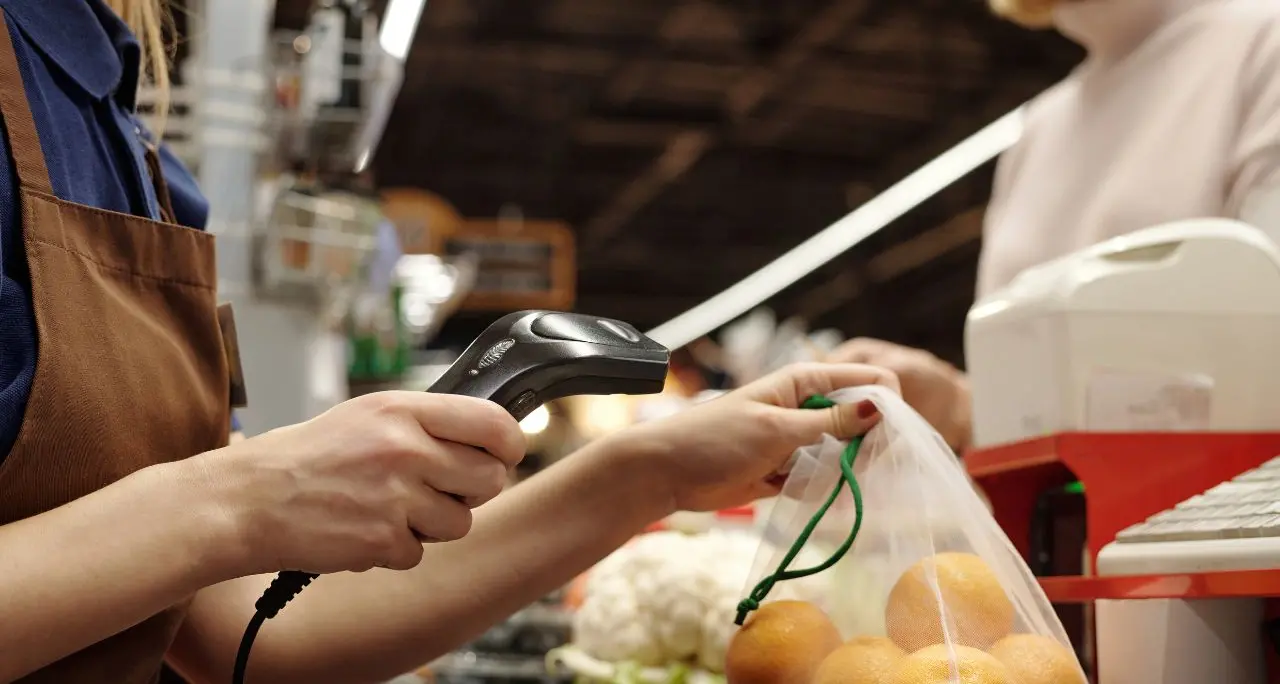 Negozi aperti anche nei festivi, i sindacati proclamano lo sciopero in Calabria: ecco quando\n