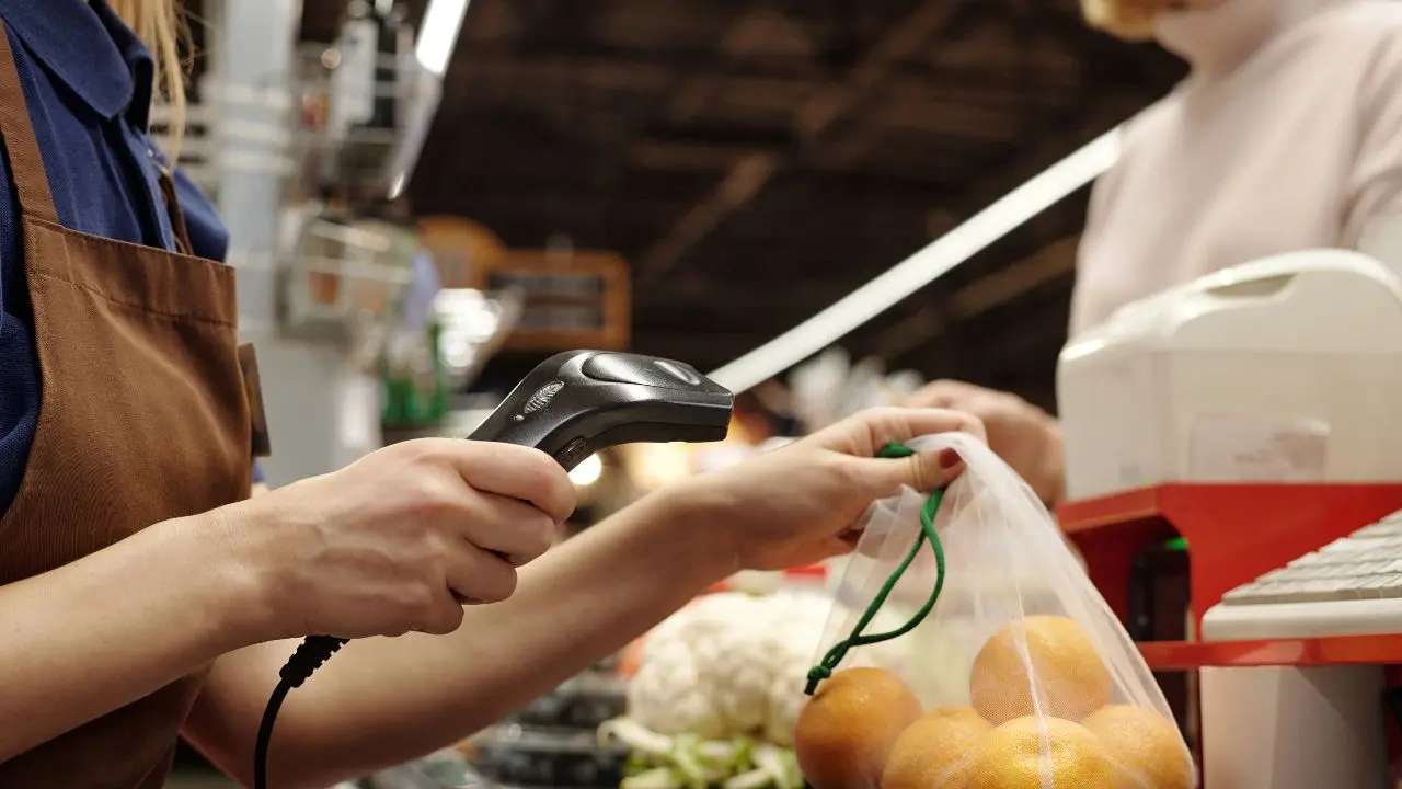 Negozi aperti anche nei festivi, i sindacati proclamano lo sciopero in Calabria: ecco quando\n