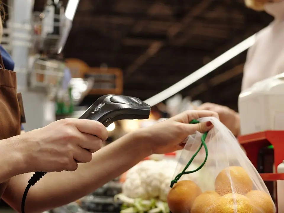 Negozi aperti anche nei festivi, i sindacati proclamano lo sciopero in Calabria: ecco quando