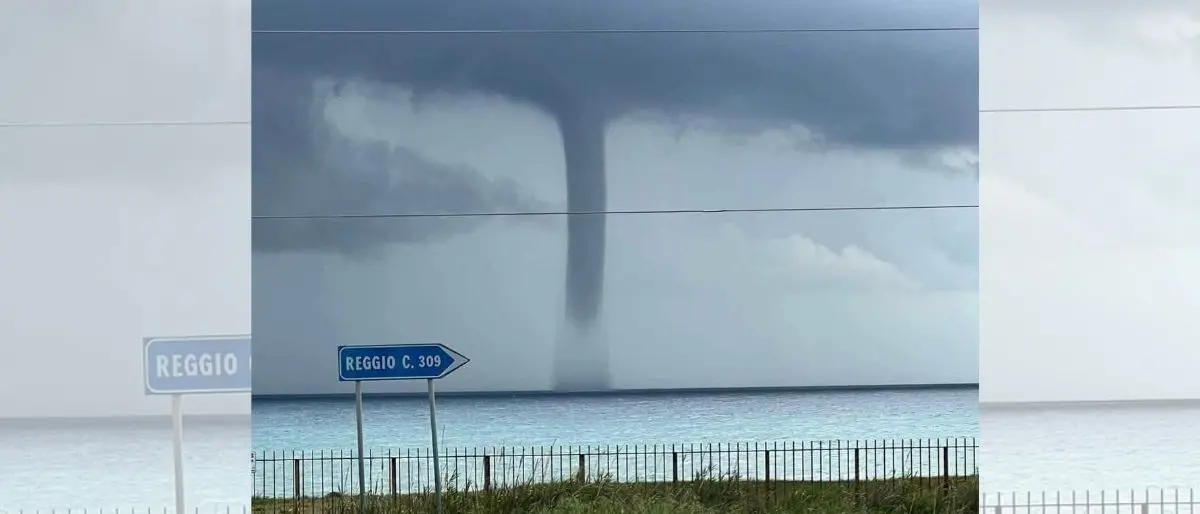 Tromba d’aria sullo Jonio cosentino al largo di Mandatoriccio: gli effetti del ciclone Ermione sulla Calabria\n