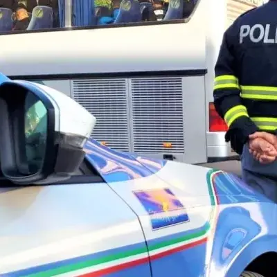 Scalea, la Polizia ravvisa malfunzionamenti su un bus di una scolaresca in gita\n