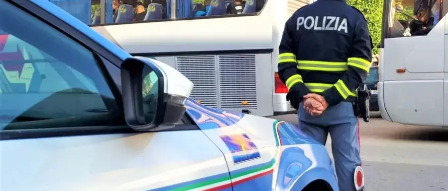 Scalea, la Polizia ravvisa malfunzionamenti su un bus di una scolaresca in gita\n