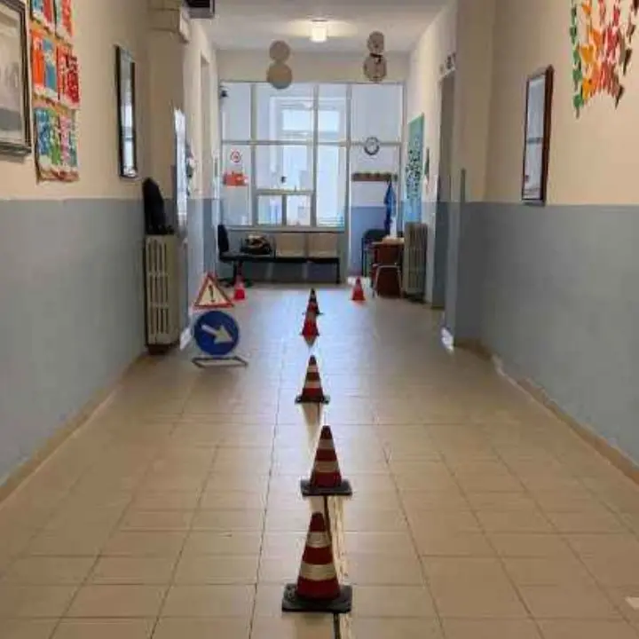 Sicurezza stradale, la Polizia incontra gli alunni di Zungri per insegnare ai bambini a prendersi cura di sé\u00A0e degli altri\n