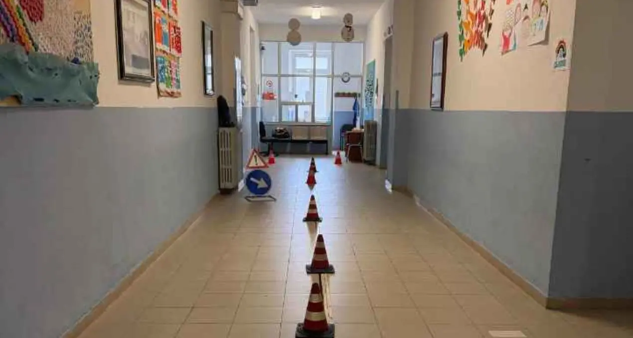 Sicurezza stradale, la Polizia incontra gli alunni di Zungri per insegnare ai bambini a prendersi cura di sé\u00A0e degli altri\n