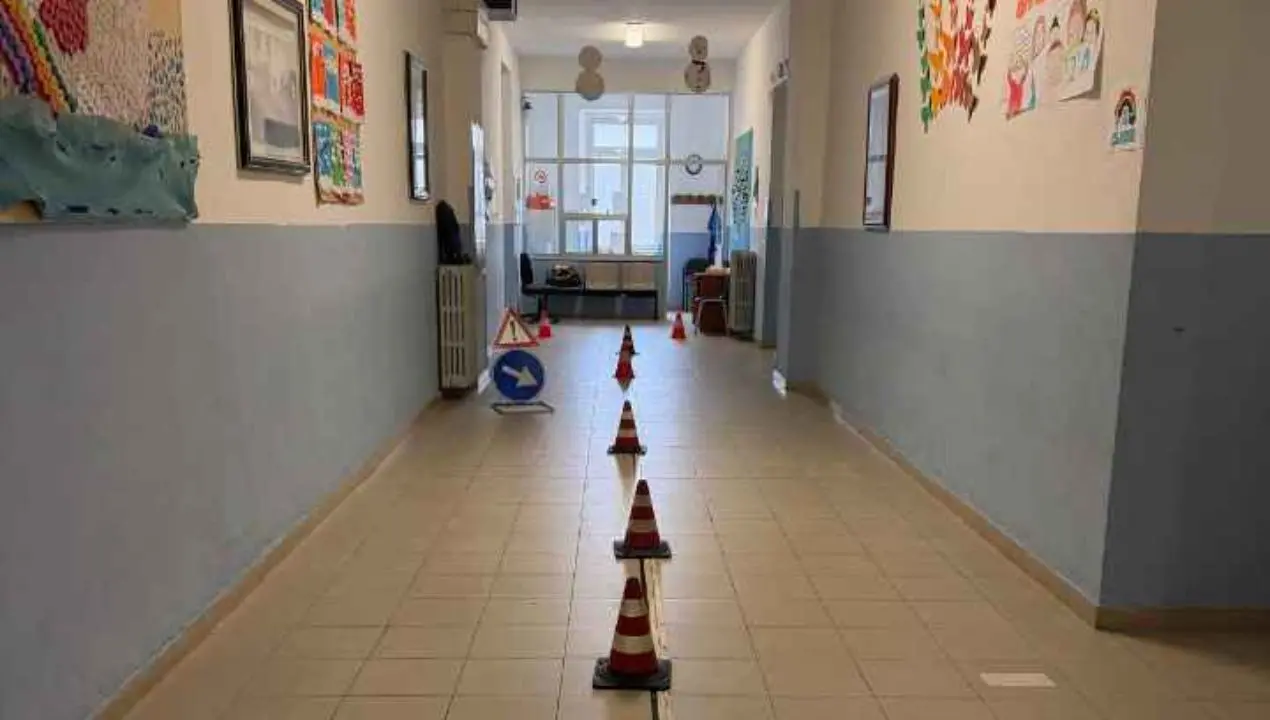 Sicurezza stradale, la Polizia incontra gli alunni di Zungri per insegnare ai bambini a prendersi cura di sé\u00A0e degli altri\n