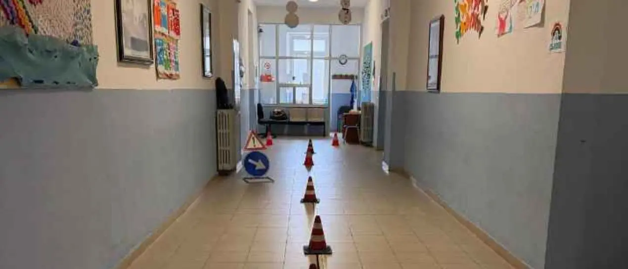 Sicurezza stradale, la Polizia incontra gli alunni di Zungri per insegnare ai bambini a prendersi cura di sé\u00A0e degli altri\n
