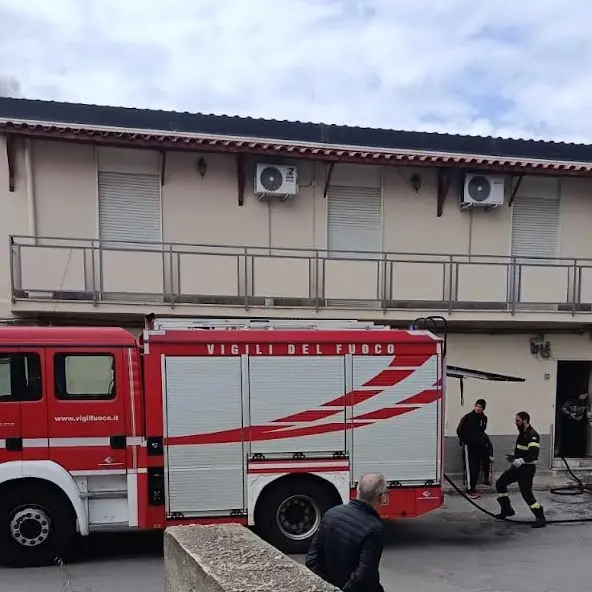 Fumo sul tetto a Ravagnese, poliziotto fuori servizio salva due anziane sorelle\n