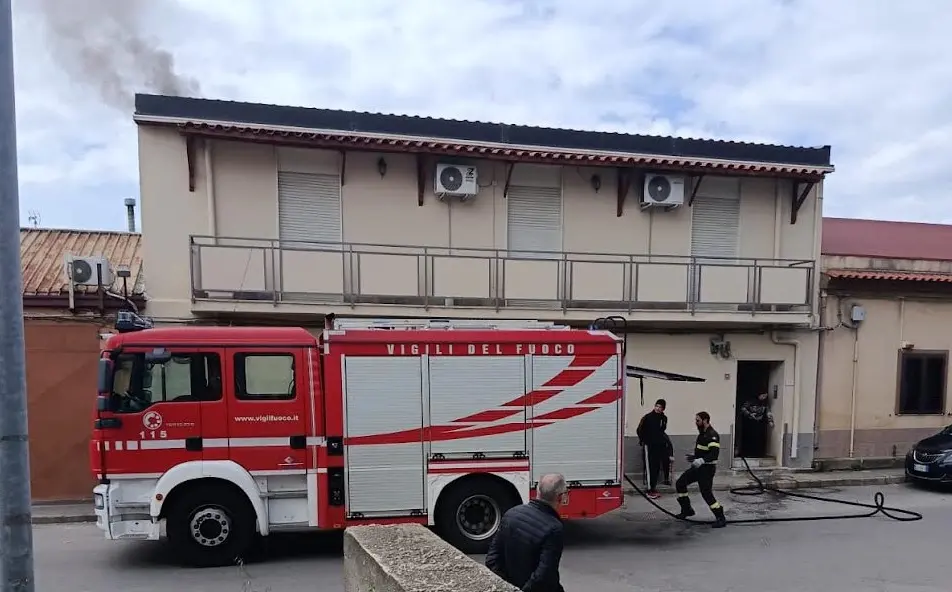 Fumo sul tetto a Ravagnese, poliziotto fuori servizio salva due anziane sorelle\n