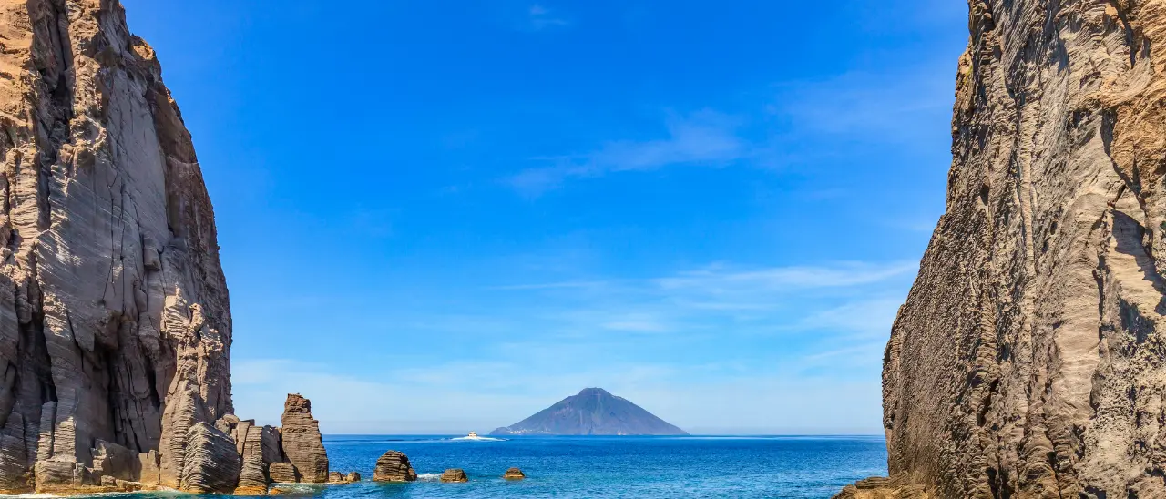 Turismo, protesta dalle Eolie: «Basta arrivi incontrollati “mordi e fuggi”»