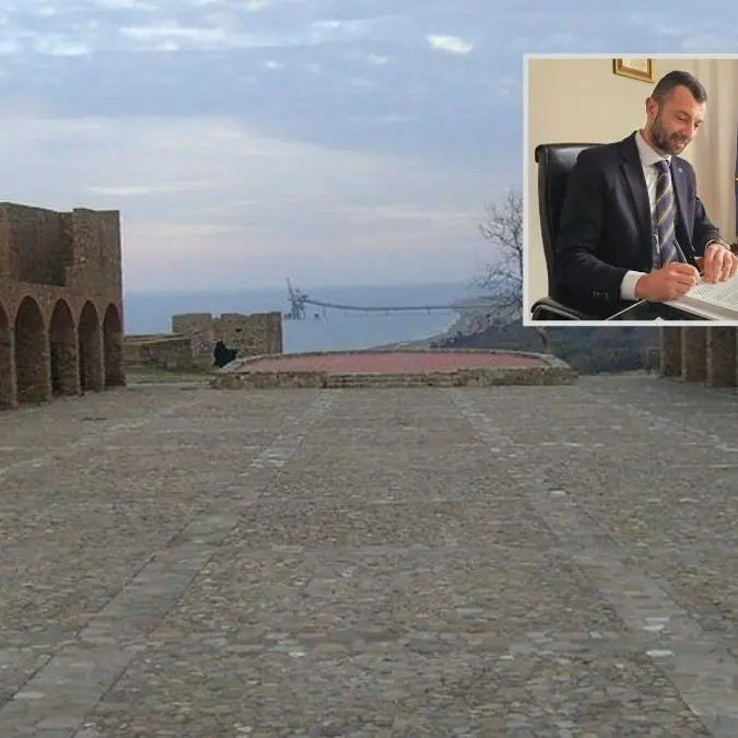 <p>Mazzette a Crotone, l’ombra della corruzione anche su Cirò Marina: «Oltre a Manica<span style=\"color:hsl(0,75%,60%);\"> </span>coinvolto un funzionario apicale»</p>