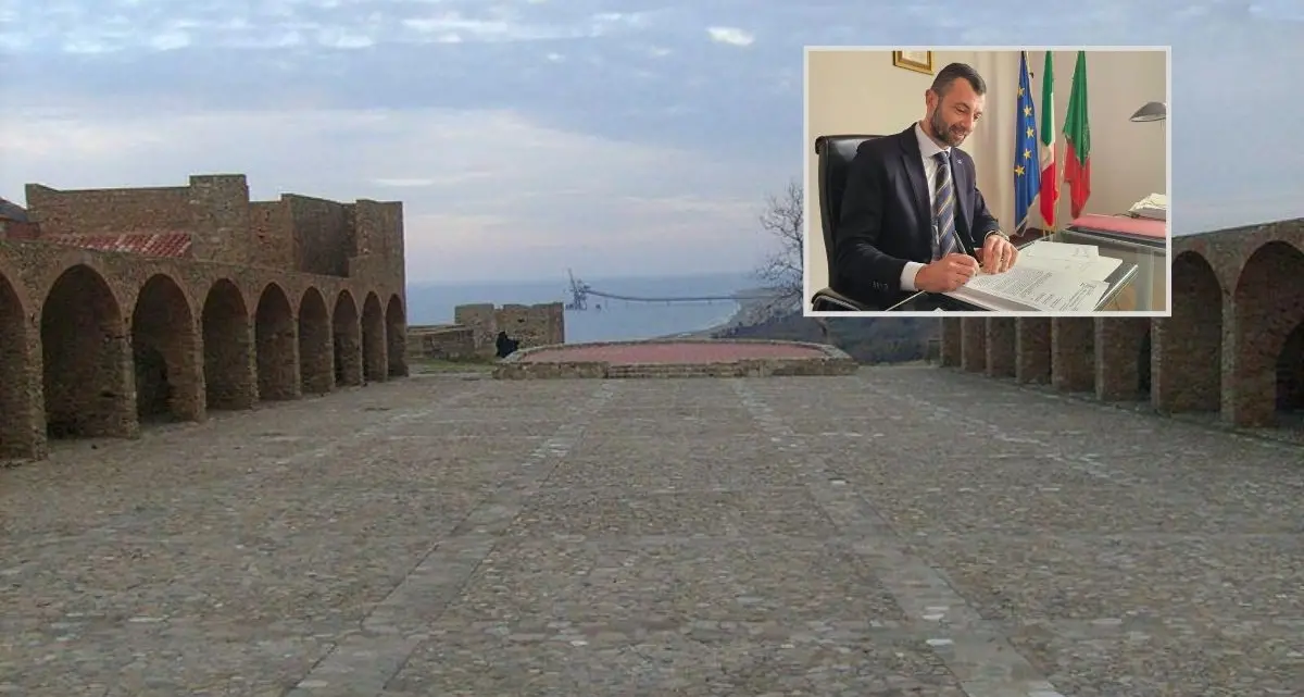 Mazzette a Crotone, l’ombra della corruzione anche su Cirò Marina: «Oltre a Manica coinvolto un funzionario apicale»\n