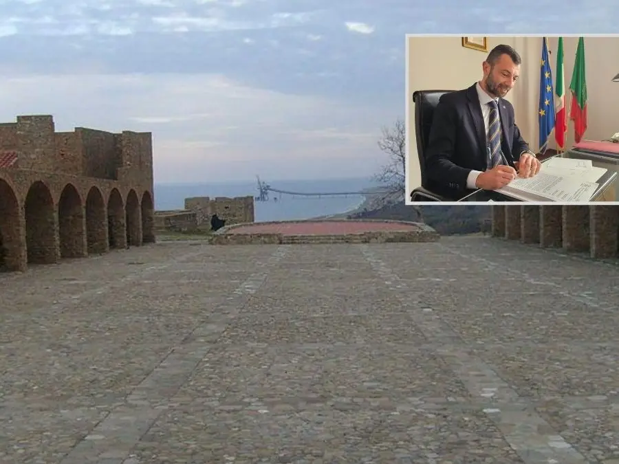 Mazzette a Crotone, l’ombra della corruzione anche su Cirò Marina: «Oltre a Manica coinvolto un funzionario apicale»