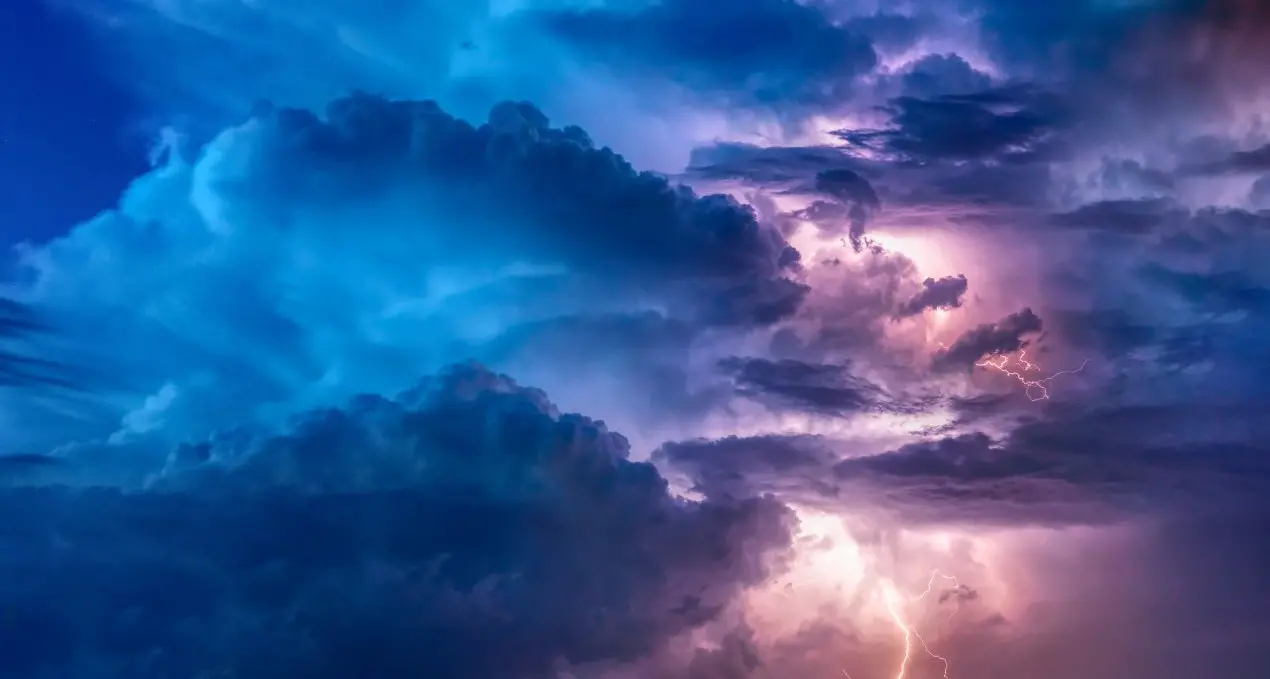 Il ciclone Ermione è in Calabria, temporali e neve in montagna. Il maltempo non mollerà ancora: le previsioni\n