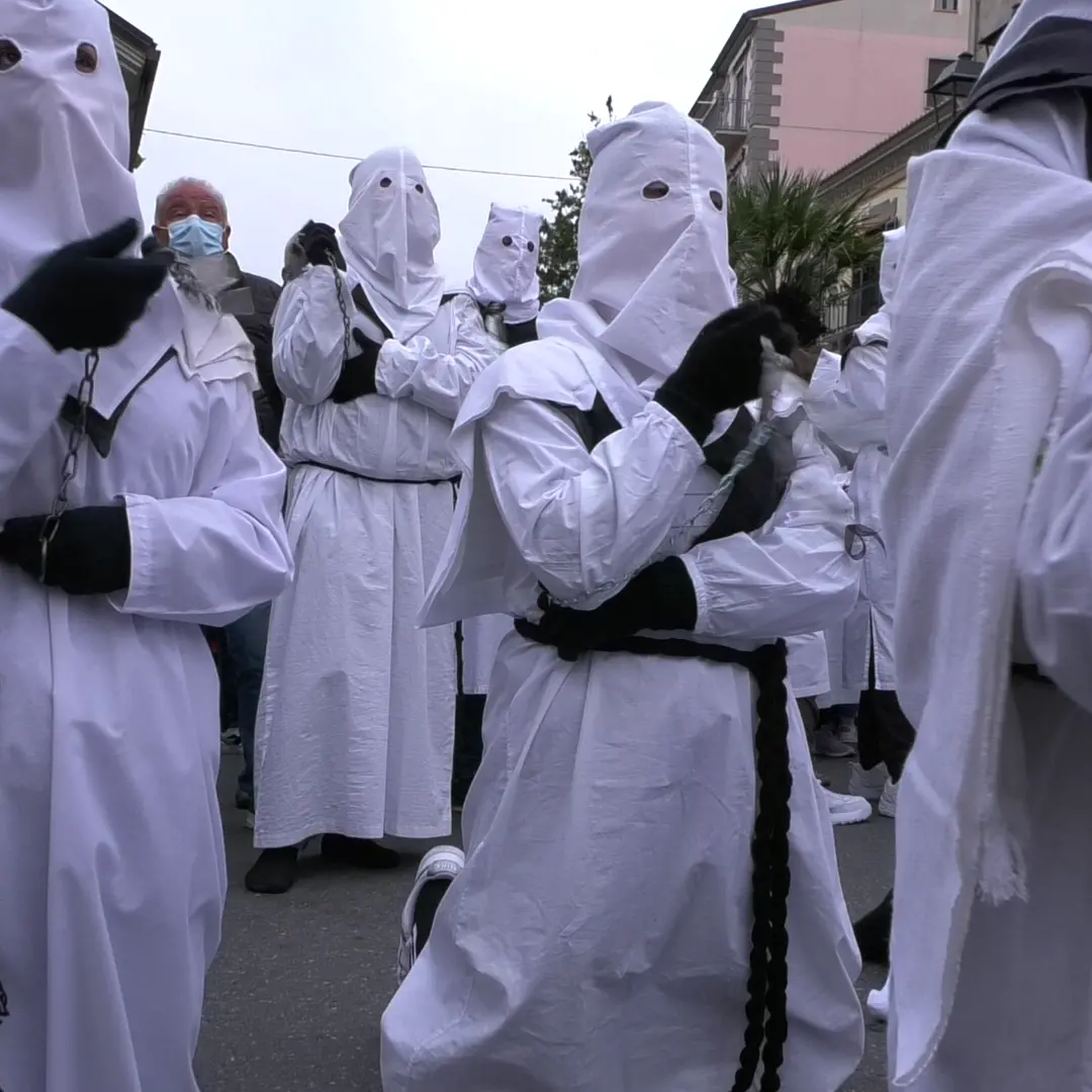 <p>L’agonia dei passi, tra i disciplini di Cassano dove il popolo detta il ritmo a Dio</p>