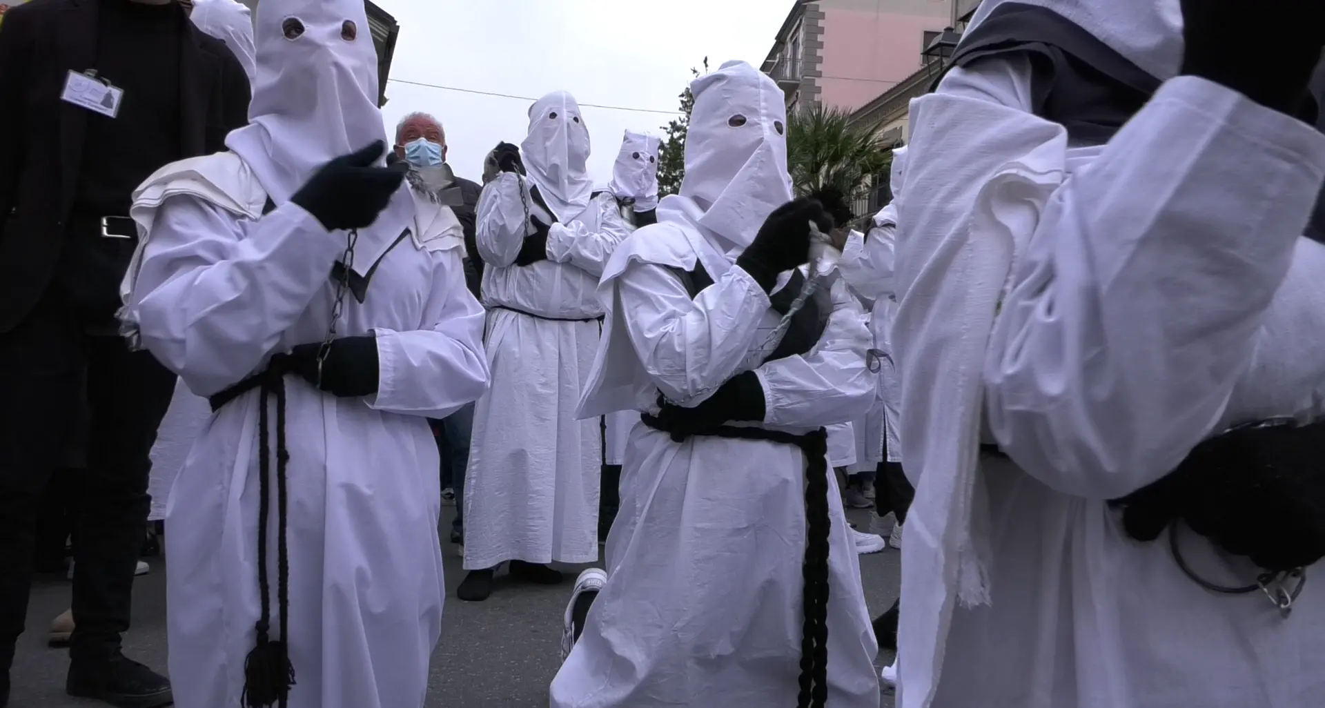 L’agonia dei passi, tra i disciplini di Cassano dove il popolo detta il ritmo a Dio\n