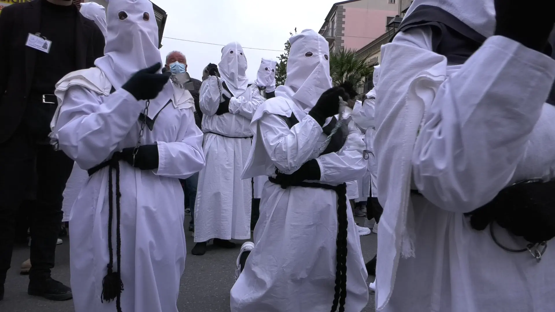 L’agonia dei passi, tra i disciplini di Cassano dove il popolo detta il ritmo a Dio\n