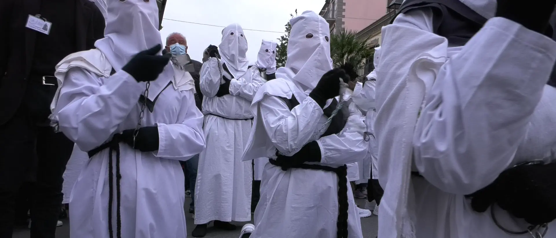 L’agonia dei passi, tra i disciplini di Cassano dove il popolo detta il ritmo a Dio\n