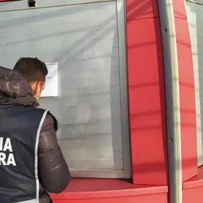 Pizzeria e veranda abusive sul lungomare di Crotone, sequestrate strutture su un’area di 160 mq: denunciati i responsabili\n\n\n
