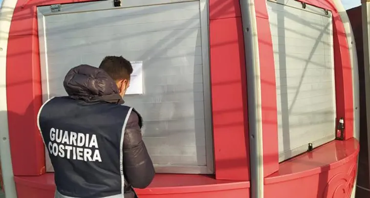 Pizzeria e veranda abusive sul lungomare di Crotone, sequestrate strutture su un’area di 160 mq: denunciati i responsabili\n\n\n