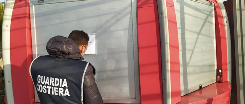 Pizzeria e veranda abusive sul lungomare di Crotone, sequestrate strutture su un’area di 160 mq: denunciati i responsabili\n\n\n