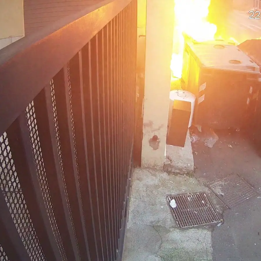 Reggio, scarica rifiuti e brace ardente in un cassonetto e provoca un incendio in pieno centro:\u00A0individuato e denunciato\u00A0\n