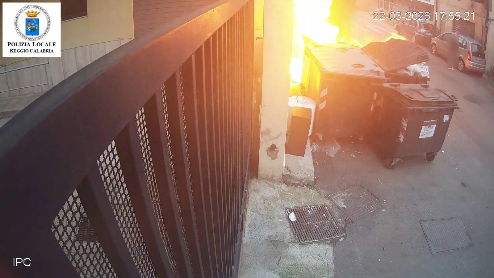 Reggio, scarica rifiuti e brace ardente in un cassonetto e provoca un incendio in pieno centro:\u00A0individuato e denunciato\u00A0\n