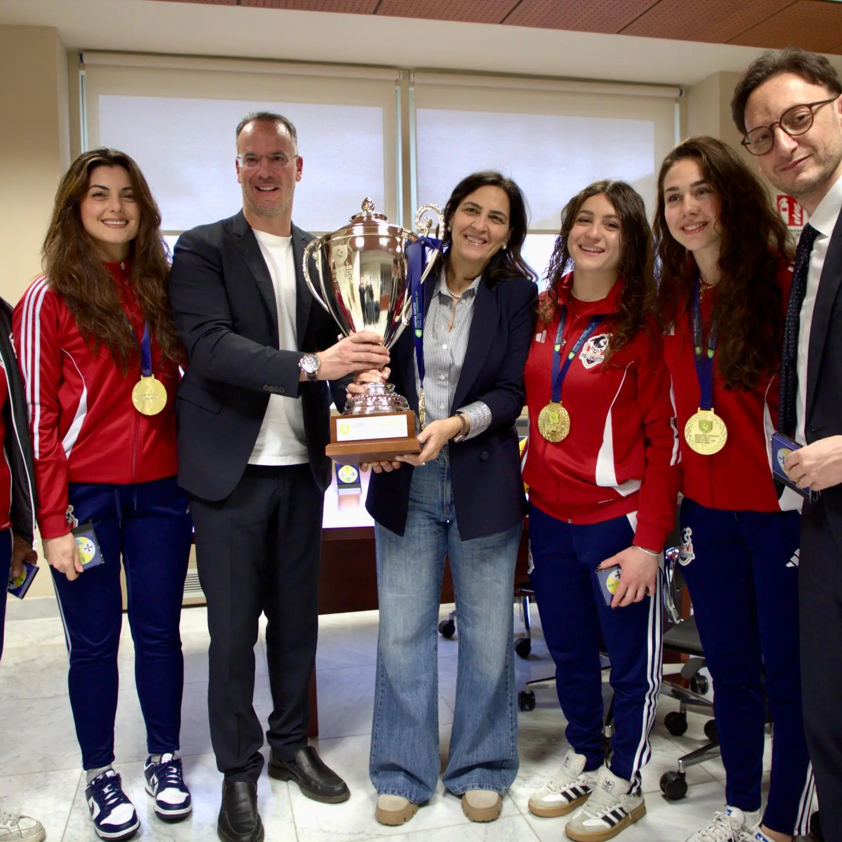 Pallanuoto, la Smile Cosenza accolta alla Regione: l’assessore Micheli riceve le campionesse europee\n